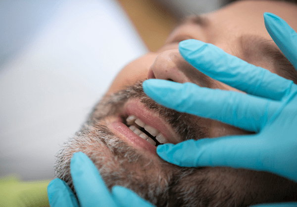 Ein Patient zur GBT-Prophylaxe beim Zahnarzt