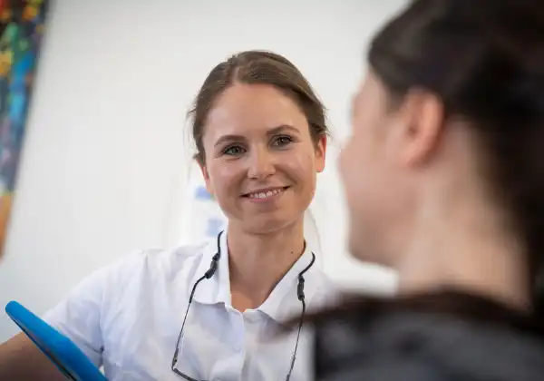 Patientin bei zahnärztlicher Behandlung 